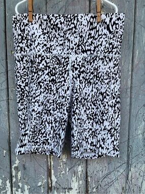 Athleta Salutation Stash 7” Short